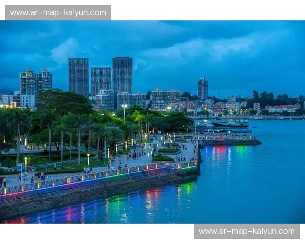 东京的霓虹与湘南的海风：都市脉搏与海岸情怀的对话